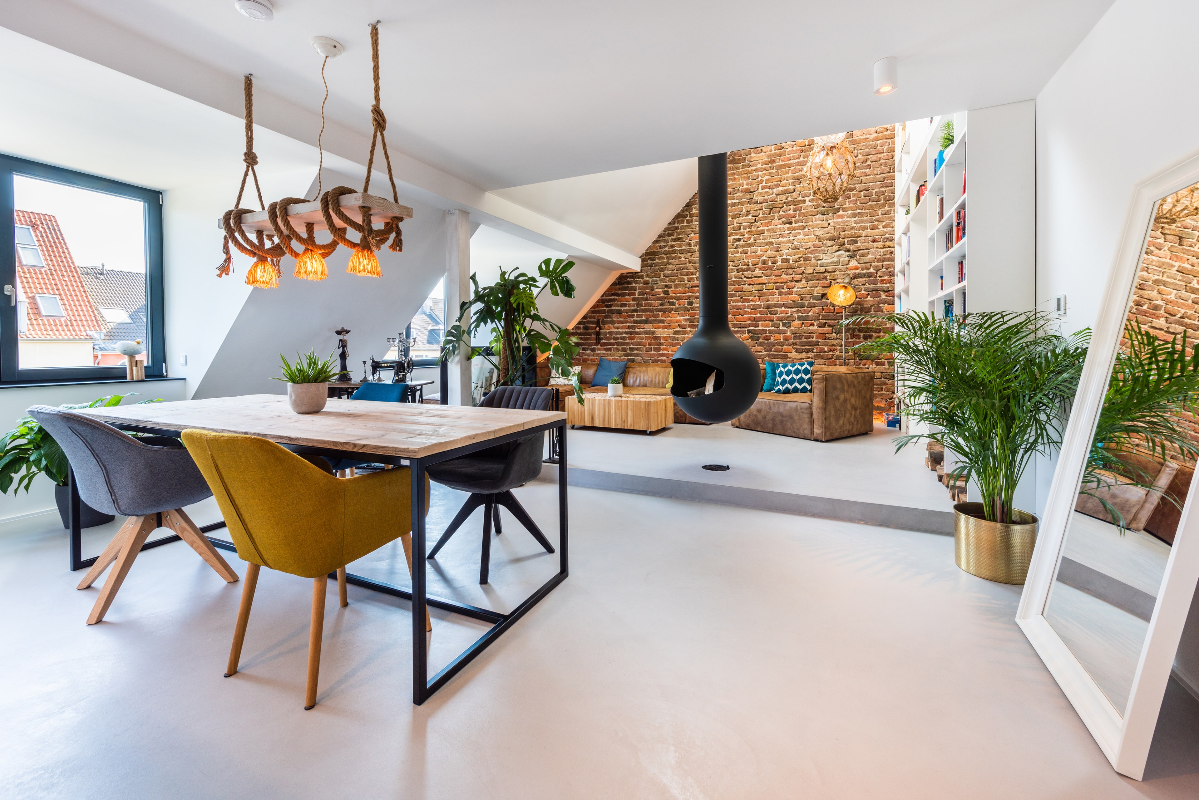 Heller Wohnraum mit Designerlampen, Kappler Malerbetrieb